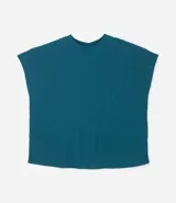 Blusa tipo muscle tee color turquesa, hecha en ribana de viscosa y poliéster, con escote redondo y sin sisas.