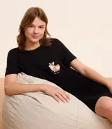 Camisón corto negro de viscosa con cuello redondo y mangas cortas. Estampa de un perro corgi con la frase "I love my cardio".