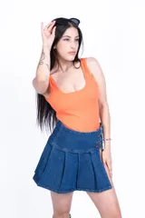 Body color naranja de tejido de punto acanalado, con breteles anchos y escote cuadrado.