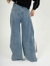 Jeans azul de corte wide leg, con diseño clásico y confortable.