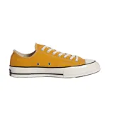 Zapatillas Converse Chuck 70 Ox color mostaza con cordones blancos y suela de goma blanca con detalles en negro.