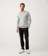 Sweater gris de tejido de punto con cuello redondo y mangas largas. Corte clásico.