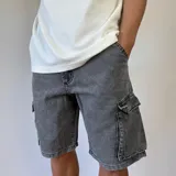 Bermuda de jean celeste con bolsillos cargo laterales y traseros.