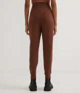 Pantalón jogger verde militar de algodón, con cintura elástica ajustable con cordón, bolsillos laterales y puños ajustados.