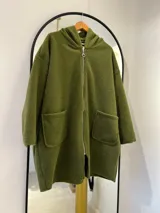 Tapado largo verde oliva con capucha, cierre frontal con cremallera y bolsillos delanteros.