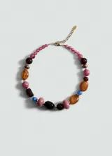 Collar corto con cuentas de diferentes tamaños y colores: rosa, marrón, azul, negro y naranja. Cierre de mosquetón con cadena de alargue dorada.