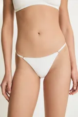 Colaless color blanco con textura acanalada y diseño floral en relieve.