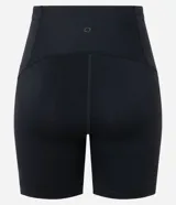 Conjunto deportivo de dos piezas, color fucsia vibrante, compuesto por un top deportivo de escote redondo y una bermuda ciclista de tiro alto.