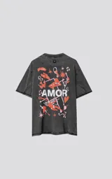 Remera negra de algodón con estampa sublimada en el frente con la palabra 'AMOR' y dibujos de manos, llaves, corazones y otros símbolos.