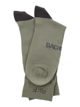 Calcetines largos color verde oliva con puño acanalado y talón negro. Presentan un diseño de perro salchicha negro con detalles marrones.
