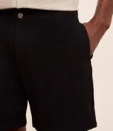 Bermuda masculina confeccionada en algodón con textura de rayas finas, cintura elástica, cierre tradicional y bolsillos. Marca Marfinno, colección Primavera/Verano 2025.