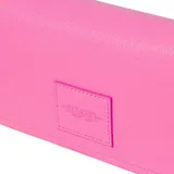 Mini bolso bandolera de cuero negro Marc Jacobs con correa ajustable y extraíble con el logo de la marca. Tiene la frase "my other bag is the tote bag" grabada en el interior, un bolsillo deslizante y ocho ranuras para tarjetas.