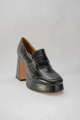 Mocasines color beige con estampado de piel de cocodrilo, plataforma y tacón cuadrado.