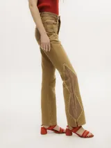 Pantalón de jean gris oscuro con corte oxford y apliques metálicos alrededor de los bolsillos y en la parte externa.