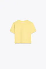 Camiseta corta color amarillo de algodón, con cuello redondo y mangas cortas.