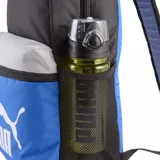 Mochila Puma Phase Color Block unisex, con panel frontal inferior azul, logo Puma blanco y panel superior blanco.