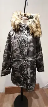 Campera camuflada con forro de piel sintética, capucha con forro de piel y cuello de piel desmontable.