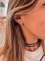 Pendientes con diseño de copo de nieve en cristales brillantes.