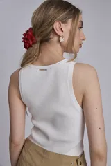 Blusa blanca de punto con cuello redondo y mangas cortas.