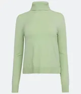 Polera negra de punto con cuello alto y mangas largas.