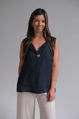 Musculosa azul marino de lino italiano con botón de madera en el escote y costura central.