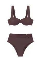 Conjunto de bikini marrón chocolate en tejido de canalé. El corpiño es tipo balconette con aro y almohadillas extraíbles, tiras anchas y gancho multiposición. La bombacha es de cintura alta con cinturón y hebilla a tono.