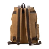 Mochila de tela canvas color verde oliva con tapa y detalles en símil cuero marrón. Cierre superior marinero, bolsillos internos, externos frontal, laterales y trasero con cierre. Asas rígidas, correas ajustables y espacio para laptop de 15".
