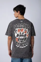 Remera gris con efecto acid wash, corte holgado y estampa frontal con una mano sosteniendo el mundo VCP.
