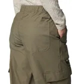 Pantalón cargo color verde oliva, de corte holgado, con cintura parcialmente elástica, bolsillos laterales y traseros con solapa, anillo en D y puños ajustables.