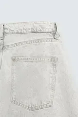 Pantalón de jean negro de corte amplio, estilo balloon fit, con cinco bolsillos y cierre frontal con botones.