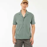 Camisa verde de manga corta con cuello de remera y cierre con botones.