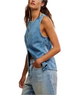 Chaleco denim celeste con botones al frente y sin mangas.
