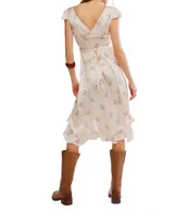 Vestido midi negro con estampado floral, escote cuadrado con detalles bordados y mangas cortas abullonadas.