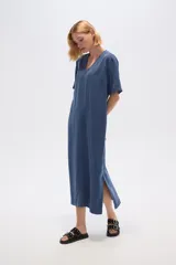 Vestido midi azul de lyocell con cuello en V y mangas cortas.