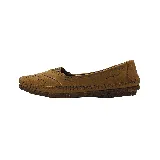 Zapato bajo color marrón con perforaciones en la parte delantera y detalle de costuras en la suela.