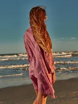 Vestido camisero corto de lino con estampado floral en tonos rosados y marrones.