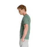 Camiseta verde con logo de New Balance estampado en el pecho.