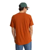 Remera color ladrillo de manga corta con bolsillo en el pecho con detalle de guarda pampa.
