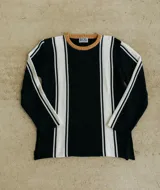 Sweater de punto negro con rayas verticales blancas y cuello redondo color marrón.