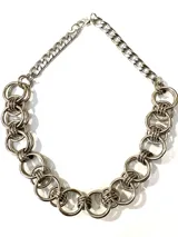 Collar plateado con cadena de eslabones y aros entrelazados.
