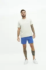 Short de baño liso color azul marino, con cintura elástica ajustable con cordón, dos bolsillos laterales, un bolsillo trasero y logo bordado.