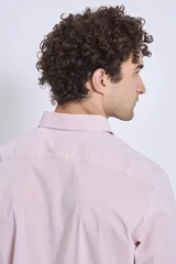 Camisa celeste de vestir, de corte clásico y manga larga.