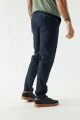 Pantalón chino clásico color ladrillo, de corte slim, con presillas para cinturón.