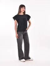 Remera negra de mangas cortas con detalle de calado en cuello y mangas.