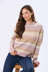 Buzo tejido de abrigo con rayas horizontales en tonos rosado, beige y blanco. Tiene cuello redondo y mangas largas.