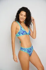 Conjunto de bikini con corpiño triangular con breteles anchos cruzados en la espalda y bombacha clásica.