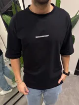 Remera negra de algodón con corte oversize y estampado en la espalda con la frase "Enjoy Great Times. Every day, Everywhere".