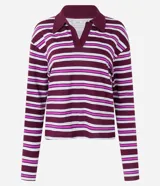 Blusa de algodón a rayas horizontales en tonos borgoña, blanco y fucsia. Tiene cuello polo, escote en V y mangas largas.