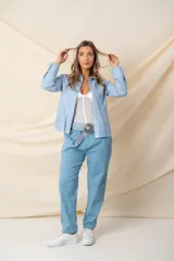 Pantalón celeste de jean italiano de algodón elastizado, corte recto y tiro alto. Incluye cinturón rústico elastizado para ajustar.