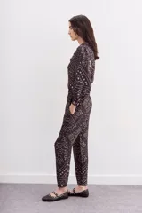 Pantalón tipo babucha de viscosa estampada, con caída fluida, cintura elastizada y cordón de ajuste con terminaciones metálicas.